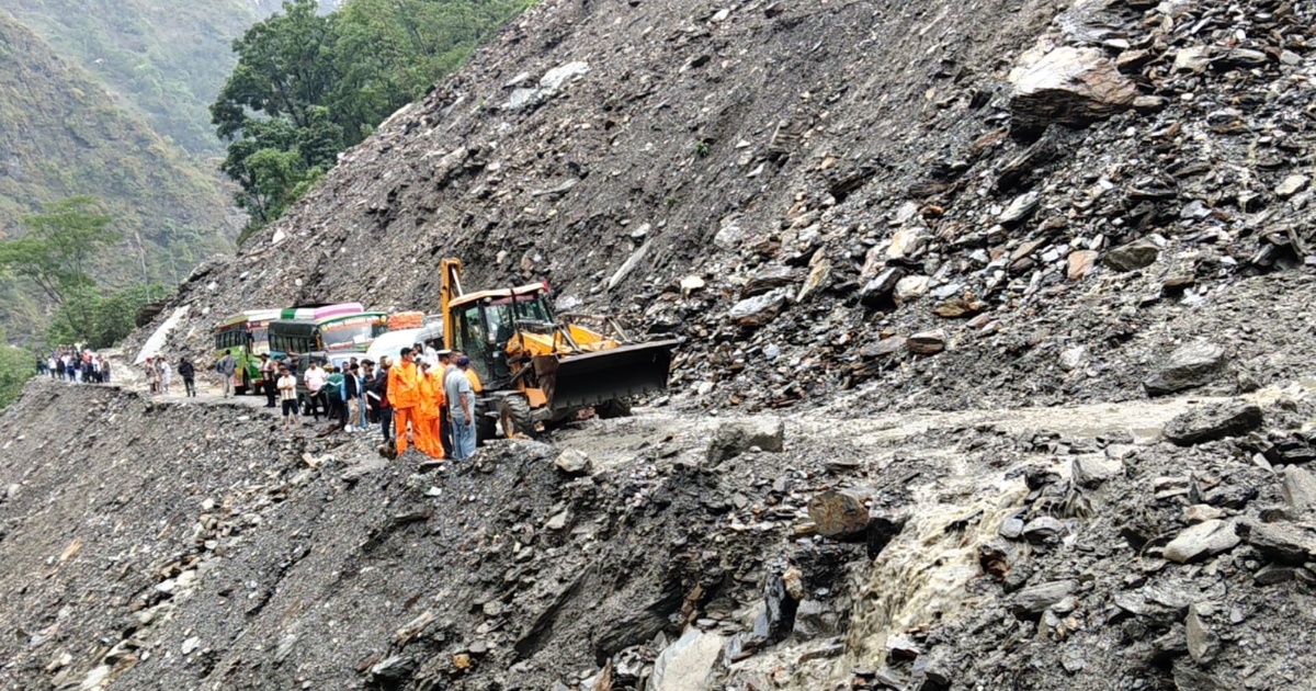 म्याग्दीको बेनीजोमसोम सडक अवरूद्ध, गाडी बीचबाटोमै अलपत्र