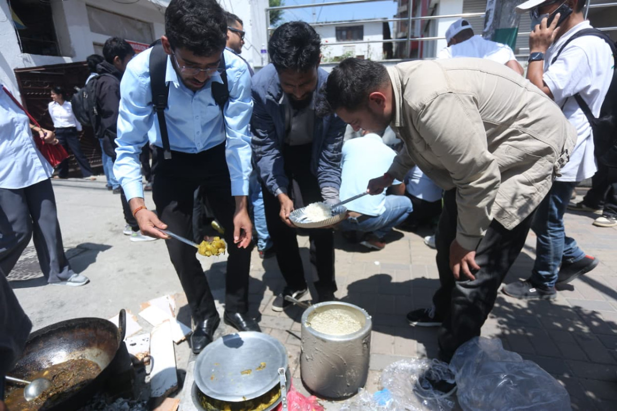 अखिल  क्रान्तिकारीको सडक बिरोधस् विद्यार्थीहरूले सडकमै खाना पकाएर खाए