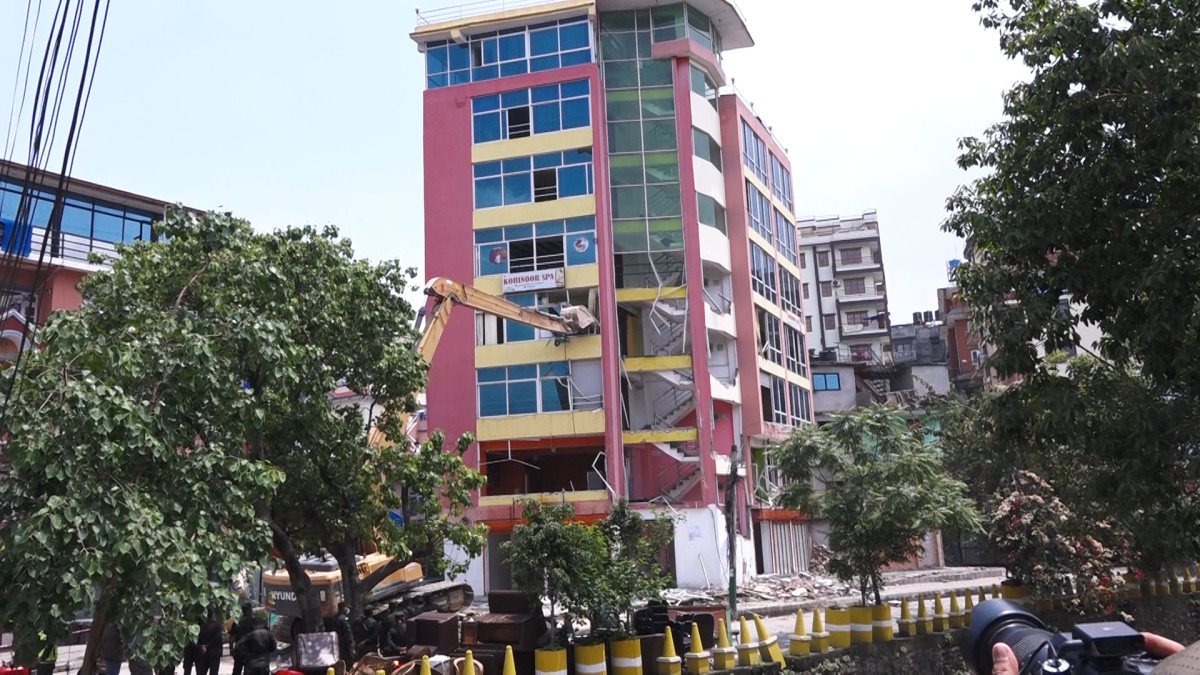 मापदण्ड विपरित सडक किनारा मिचेर बनाइएको धोविखोला देवीनगरस्थित सात तले घरमा डोजर