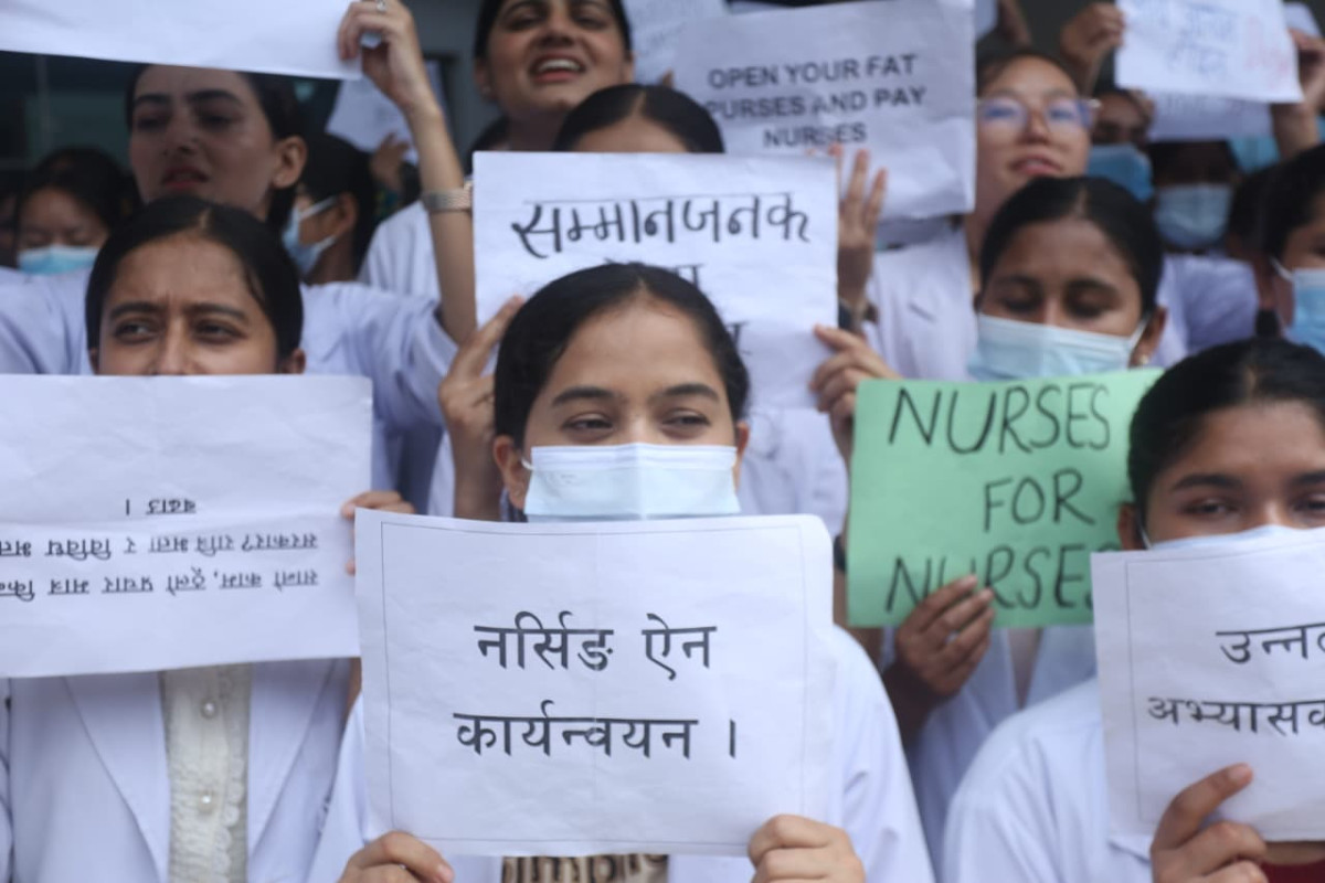 अनशनरत नर्स रानाभाटको समर्थनमा स्वास्थ्यकर्मीद्वारा प्रदर्शन