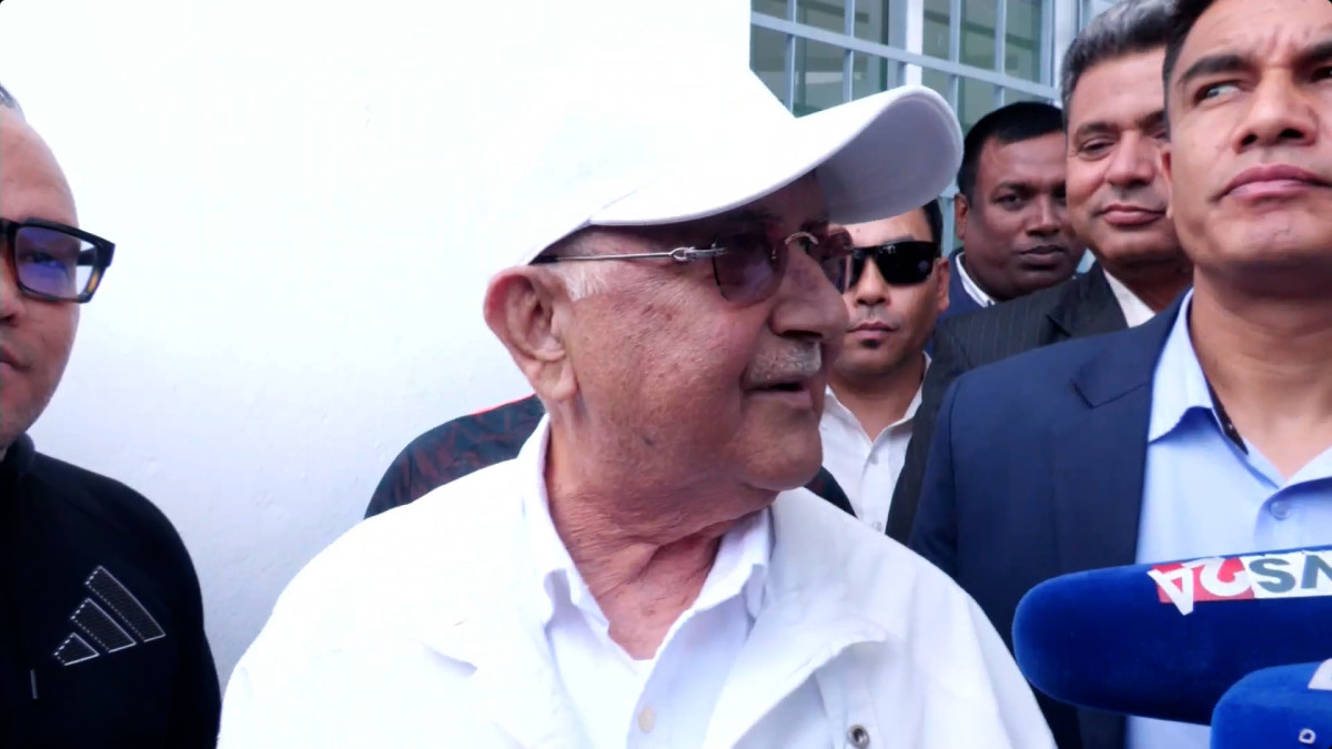 ‘प्रश्न सोध्नुअघि अनुमति लिनुपर्छ, मुखमा माइक नघोच्नुस्’ :ओली