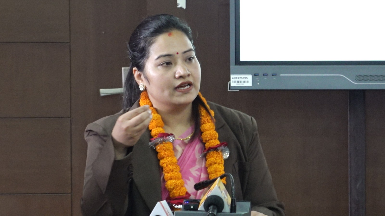सरकारद्धारा घरबाटै काम गर्न आग्रह