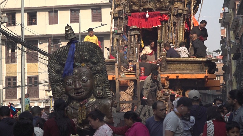 ललितपुरको प्रसिद्ध रातो मछिन्द्रनाथको रथयात्रा अन्तर्गत आज मंगलबजारबाट सुन्धारासम्म रथ तानिँदै