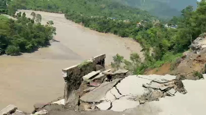कृष्णभीरको सडक पूर्ण रूपमा क्षतिग्रस्त
